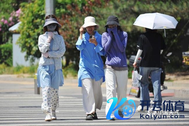 本年北京初次冲上30℃ 暖和升级行东谈主遮阳出行