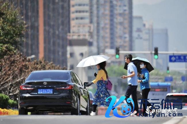 本年北京初次冲上30℃ 暖和升级行东谈主遮阳出行