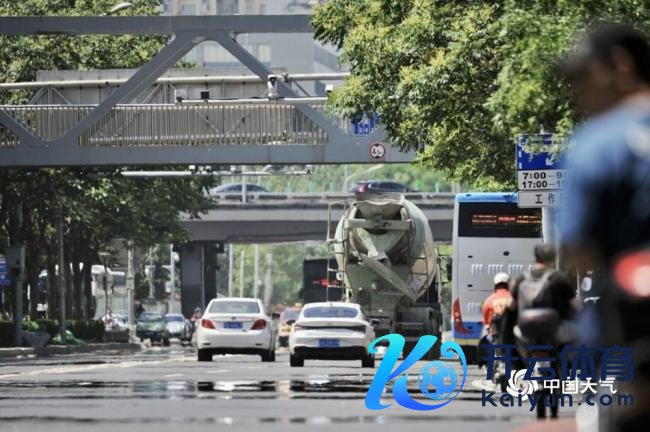 本年北京初次冲上30℃ 暖和升级行东谈主遮阳出行